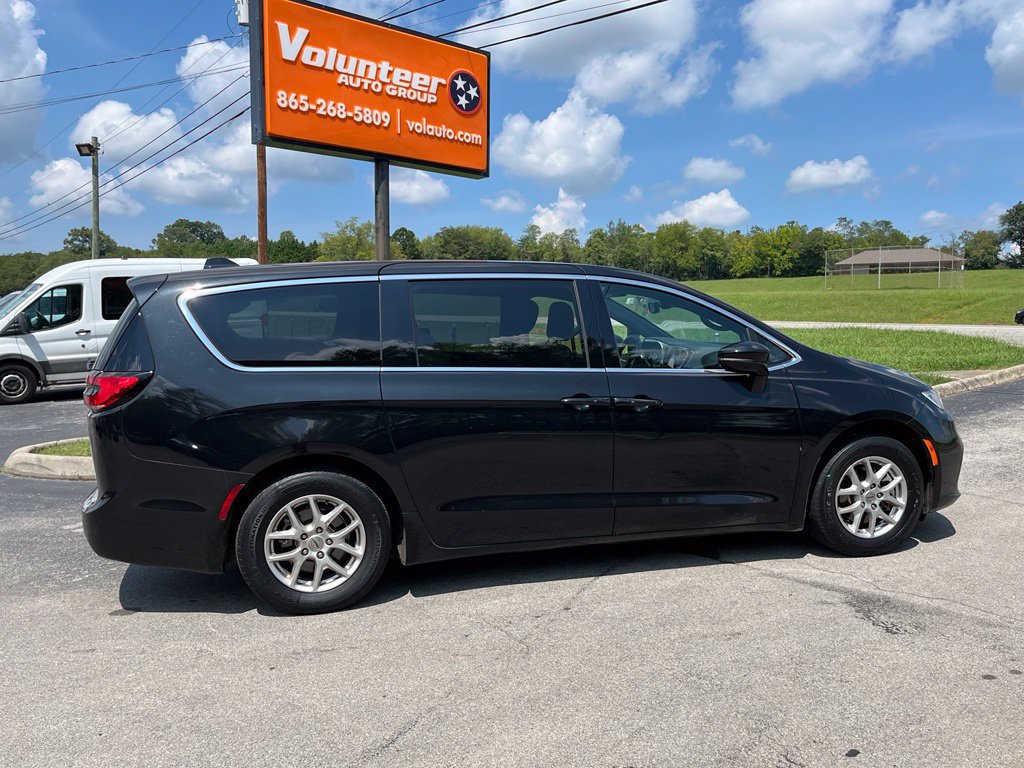 Used 2024 Chrysler Pacifica Touring FWD image 11