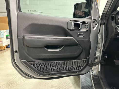 Used 2020 Jeep Gladiator Overland AWD/4WD image 24