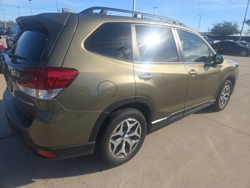 Used 2022 Subaru Forester Premium image 3