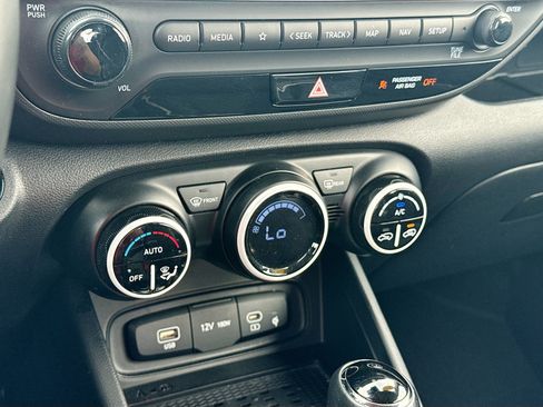 Used 2023 Hyundai Venue Limited FWD image 16