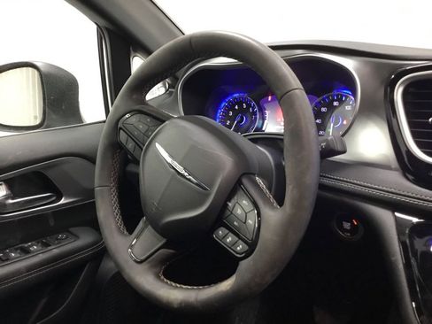 Used 2023 Chrysler Pacifica Touring image 33