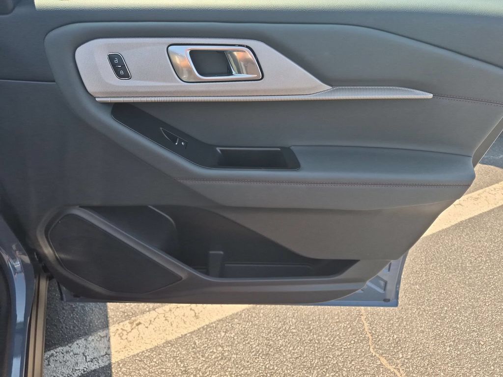 Used 2025 Ford Explorer Active RWD image 34