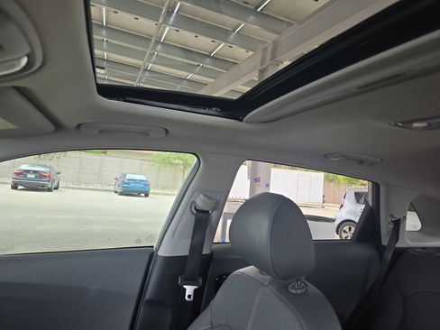 Used 2019 Kia Niro EX w/ Option Group 040 FWD image 17