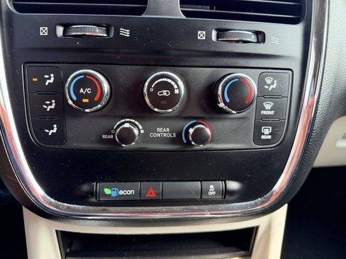 Used 2013 Dodge Grand Caravan SXT FWD image 19