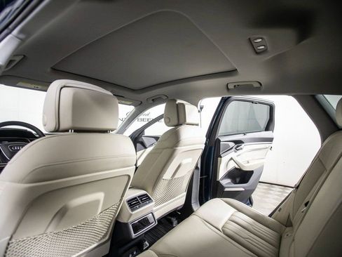 Used 2019 Audi e-tron Prestige w/ Prestige Package image 17