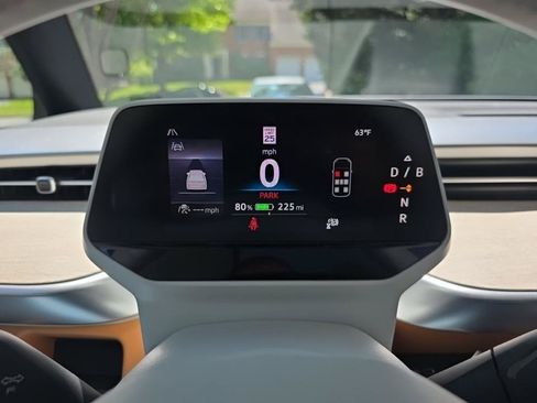Used 2025 Volkswagen ID. Buzz 1st Edition RWD image 2