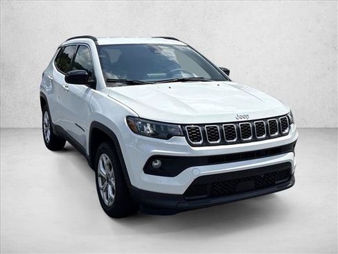 Used 2025 Jeep Compass Latitude AWD/4WD image 3