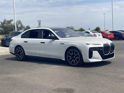 New 2025 BMW i7 M70 image 4