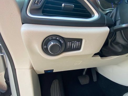 Used 2023 Chrysler Voyager LX FWD image 12
