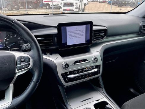 Used 2021 Ford Explorer XLT image 28