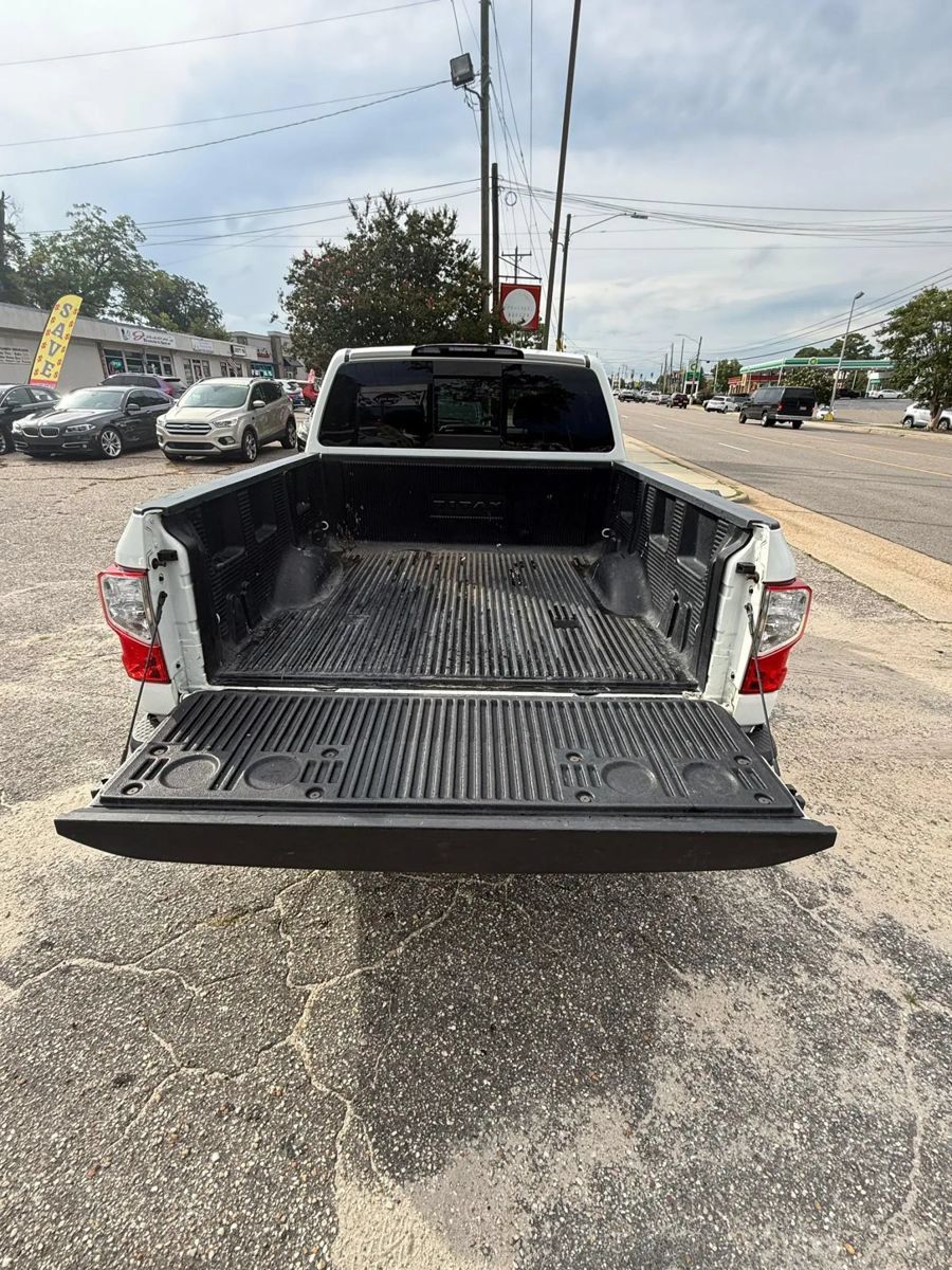 Used 2018 Nissan Titan SV w/ SV Convenience Package RWD image 18