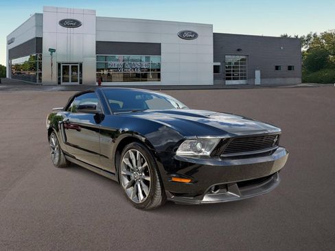 Used 2012 Ford Mustang GT Premium w/ Electronics Pkg RWD image 2