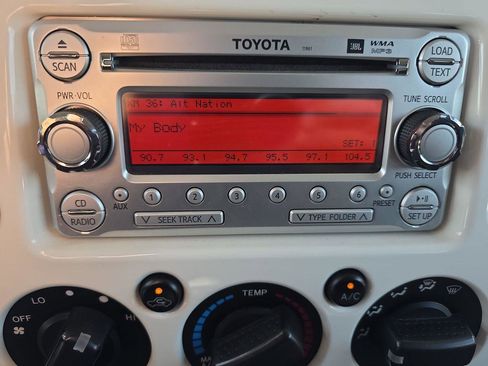 Used 2014 Toyota FJ Cruiser 4WD image 25