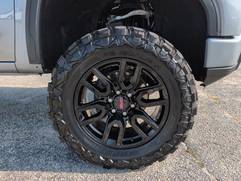 Used 2025 GMC Sierra 1500 Elevation w/ Elevation Premium Package AWD/4WD image 9