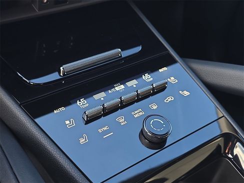 Used 2025 Porsche Cayenne image 30