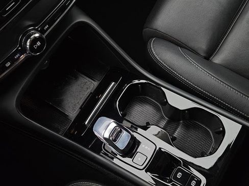 Used 2024 Volvo XC40 B5 Plus w/ Climate Package image 16