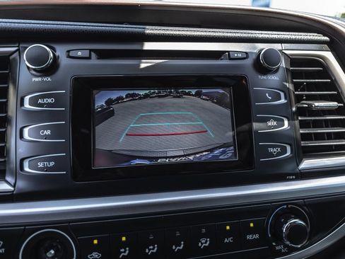 Used 2019 Toyota Highlander LE AWD/4WD image 17