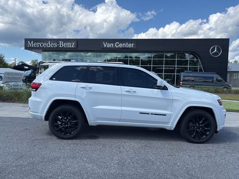 Used 2019 Jeep Grand Cherokee Altitude image 2
