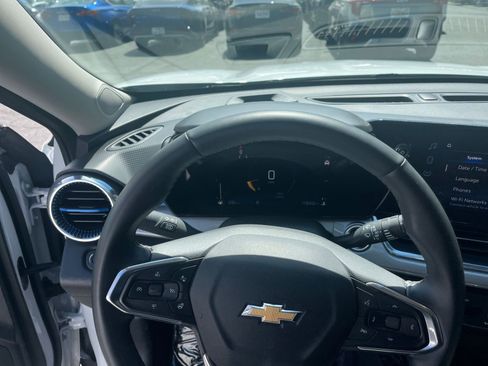 Used 2025 Chevrolet Trax LT w/ LT Convenience Package image 29