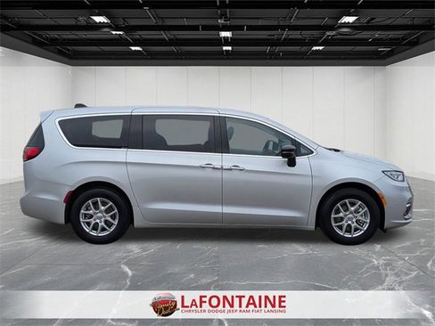 Certified 2024 Chrysler Pacifica Touring-L image 6