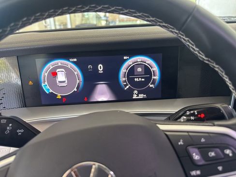 Certified 2025 Volkswagen Tiguan SE FWD image 14