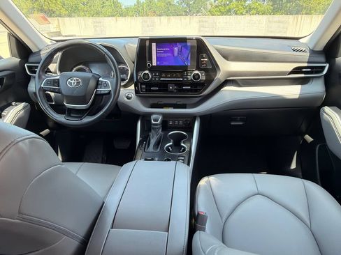 Used 2023 Toyota Highlander XLE AWD/4WD image 18
