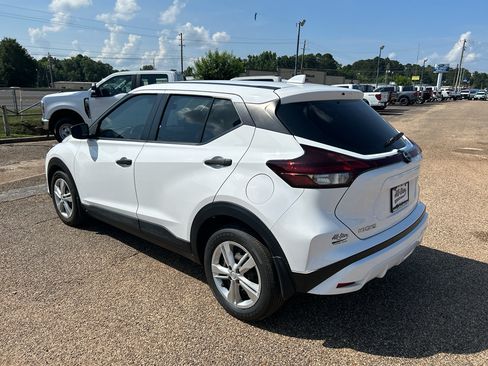 Used 2023 Nissan Kicks S w/ Interior Electronics Package FWD image 2