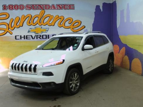 Used 2017 Jeep Cherokee Limited w/ Luxury Group AWD/4WD image 8