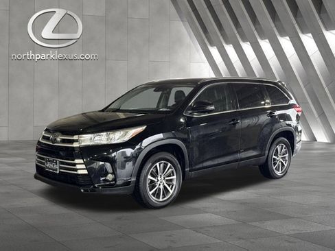 Used 2019 Toyota Highlander XLE image 3