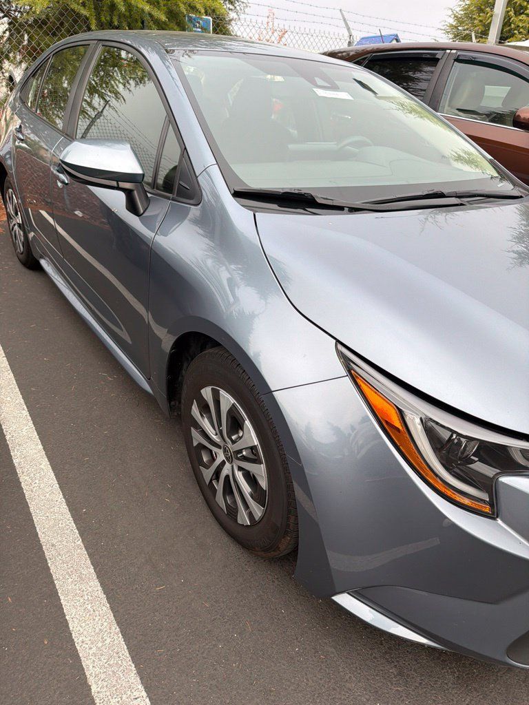 Used 2022 Toyota Corolla LE FWD image 3