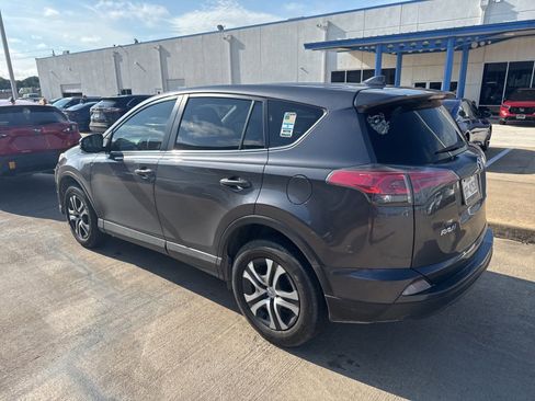 Used 2018 Toyota RAV4 LE FWD image 4