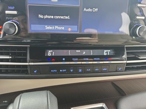 Certified 2024 Toyota Sienna XLE FWD image 24