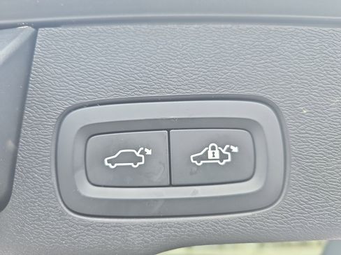 Used 2021 Volvo XC60 T5 Momentum w/ Premium Package image 13