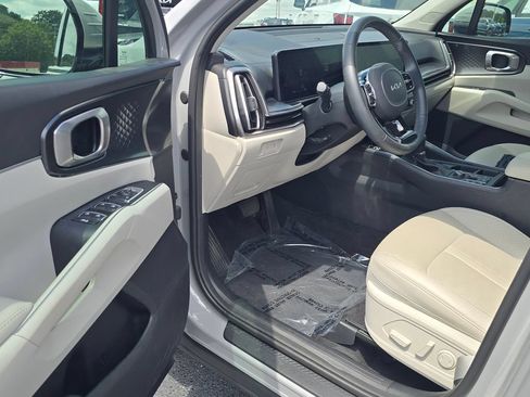 Certified 2025 Kia Sorento EX w/ Panoramic Sunroof Package FWD image 9