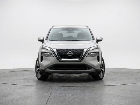 Used 2025 Nissan Rogue SV FWD image 2