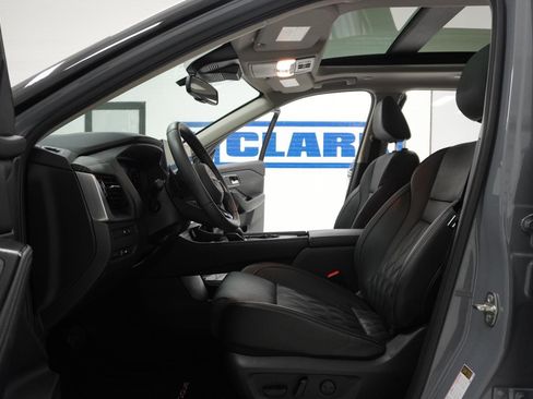 Used 2024 Nissan Rogue Platinum w/ Platinum Premium Package image 16