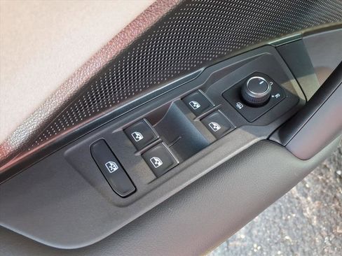 New 2026 Volkswagen Tiguan SE R-Line image 8