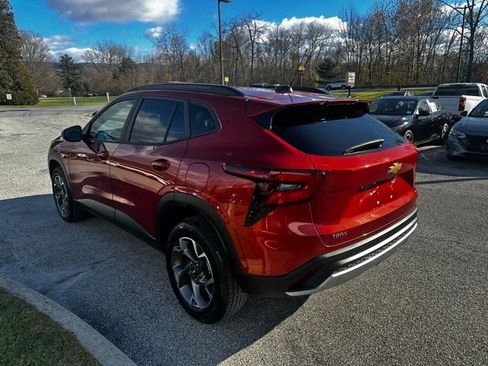 Used 2024 Chevrolet Trax LT w/ Driver Confidence Package FWD image 5