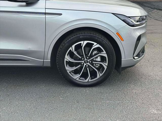 Certified 2025 Lincoln Nautilus Reserve AWD/4WD image 9