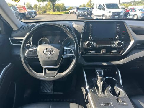 Used 2022 Toyota Highlander XLE AWD/4WD image 16