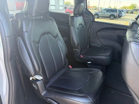 Used 2025 Chrysler Pacifica Select FWD image 13