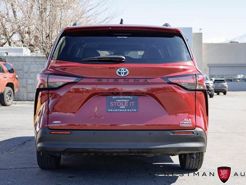 Used 2022 Toyota Sienna XLE image 19