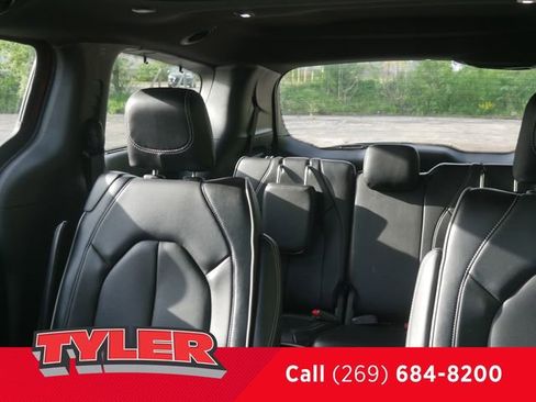 Used 2023 Chrysler Pacifica Limited w/ Uconnect Theater Family Group FWD image 40