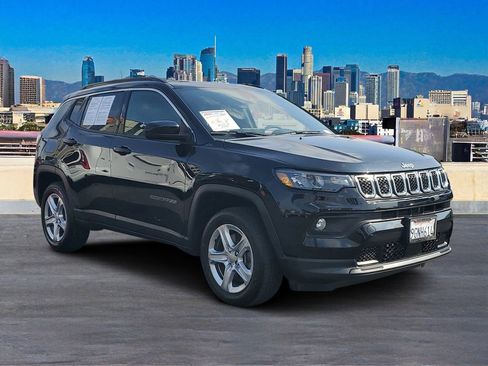 Used 2023 Jeep Compass Latitude w/ Convenience Group AWD/4WD image 3