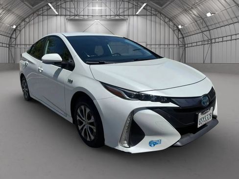 Used 2021 Toyota Prius Prime XLE w/ Carpet Mat Package (TMS) FWD image 8