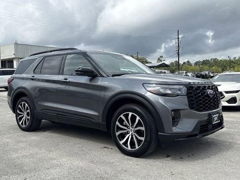 Used 2025 Ford Explorer ST-Line image 3