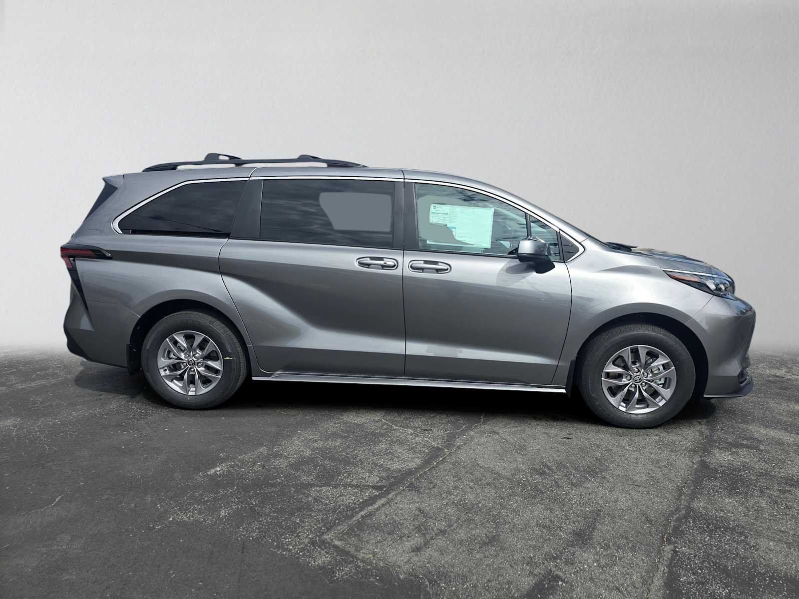 Used 2026 Toyota Sienna LE FWD image 2