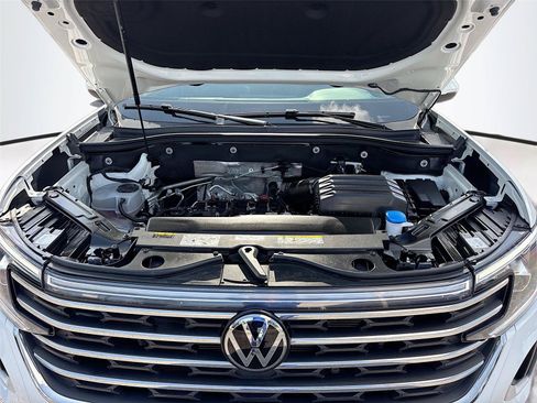 Used 2025 Volkswagen Atlas SE FWD image 34