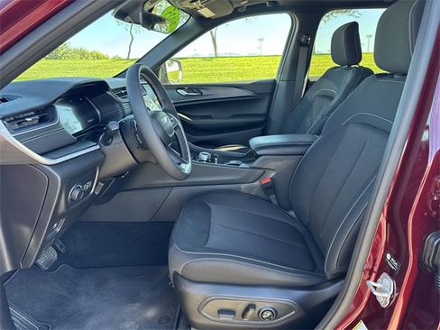 Used 2025 Jeep Grand Cherokee Laredo X image 23