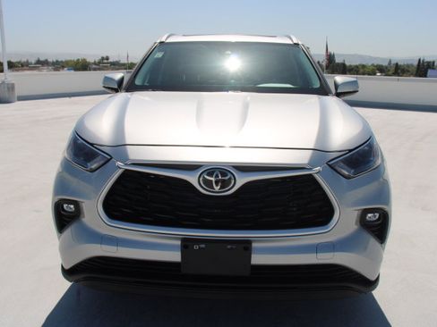 Used 2023 Toyota Highlander XLE FWD image 7